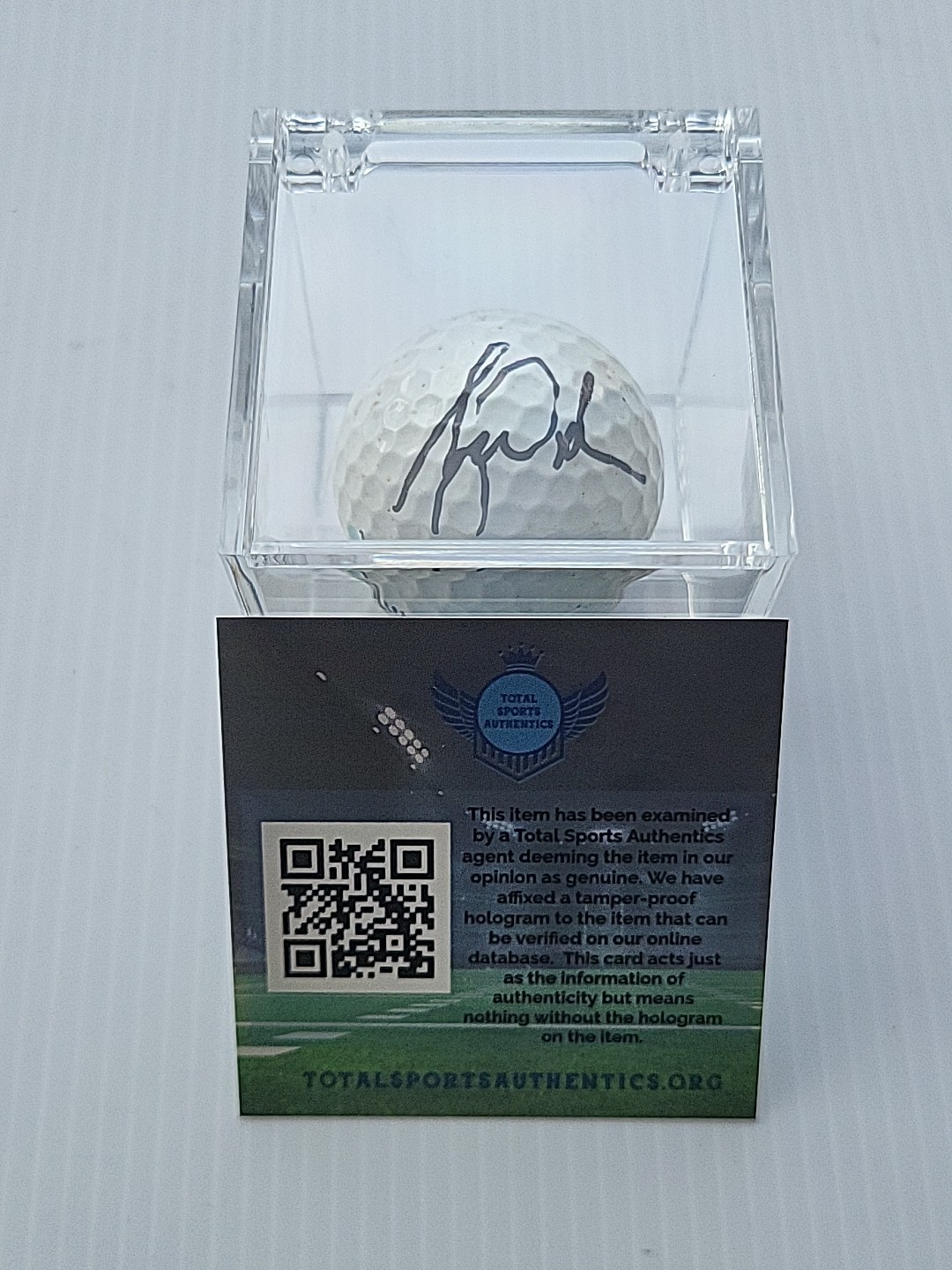 TIGER WOODS Hand-Signed Autographed Golfball with COA and (Protective Case)