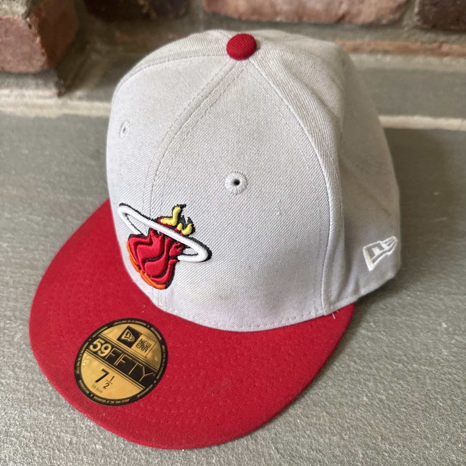 New Era NBA Miami Heat Fitted Men’s Hat 7 1/2 Low Crown 59FIFTY Color Gray Red