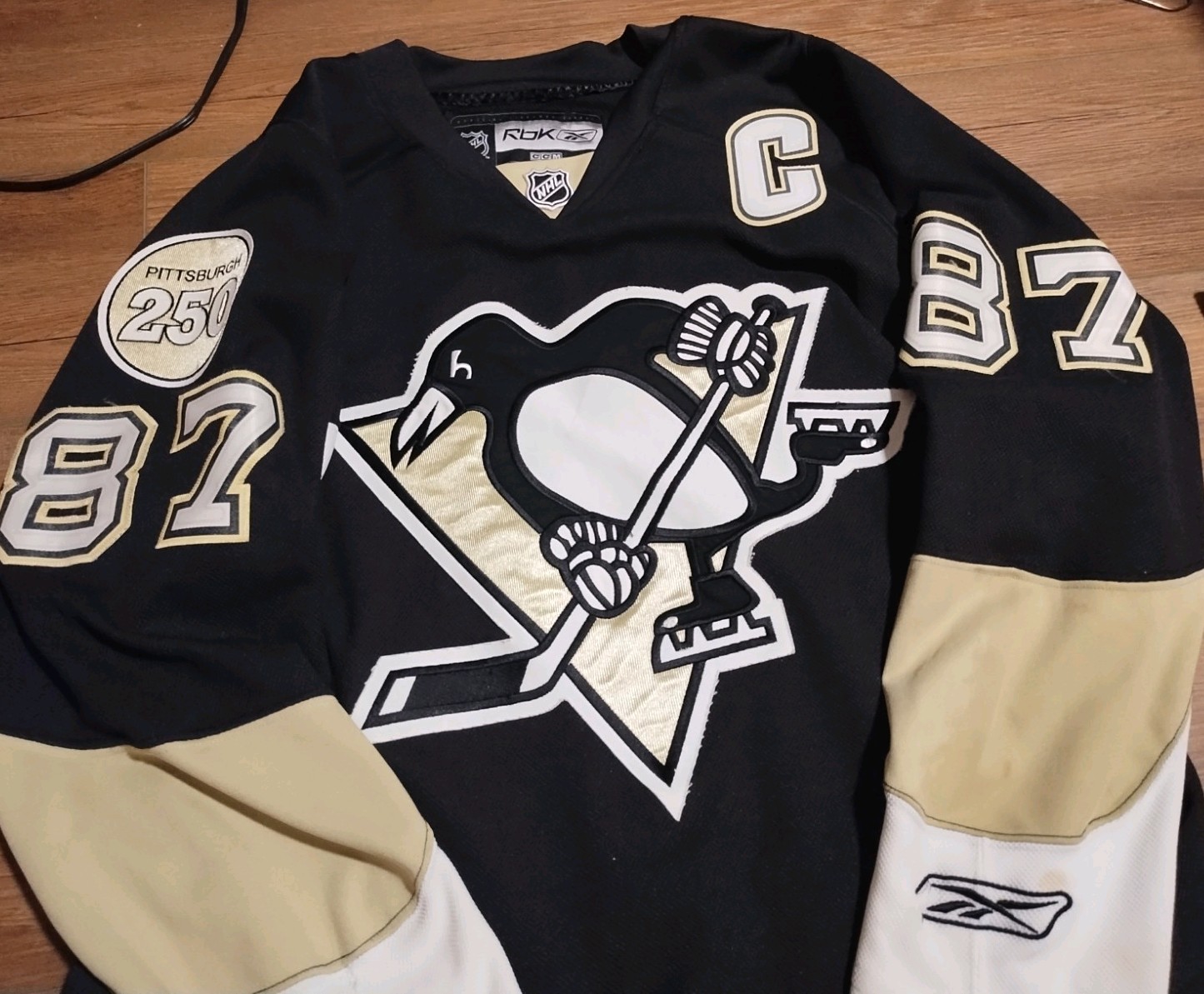 Sidney Crosby REEBOK “C” SEWN ON “Pittsburgh 250” patch made in canada.