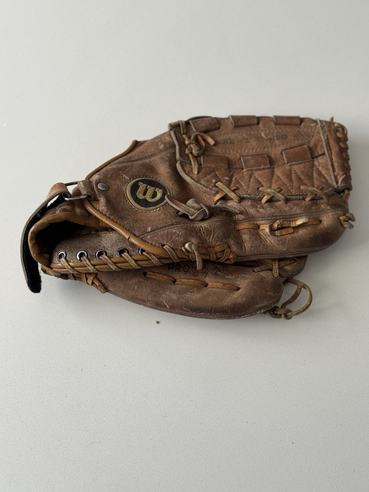 Wilson RHT Baseball Glove Mitt Dual Hinge Pro Style Ron Guidry 13” Nylon Stitch