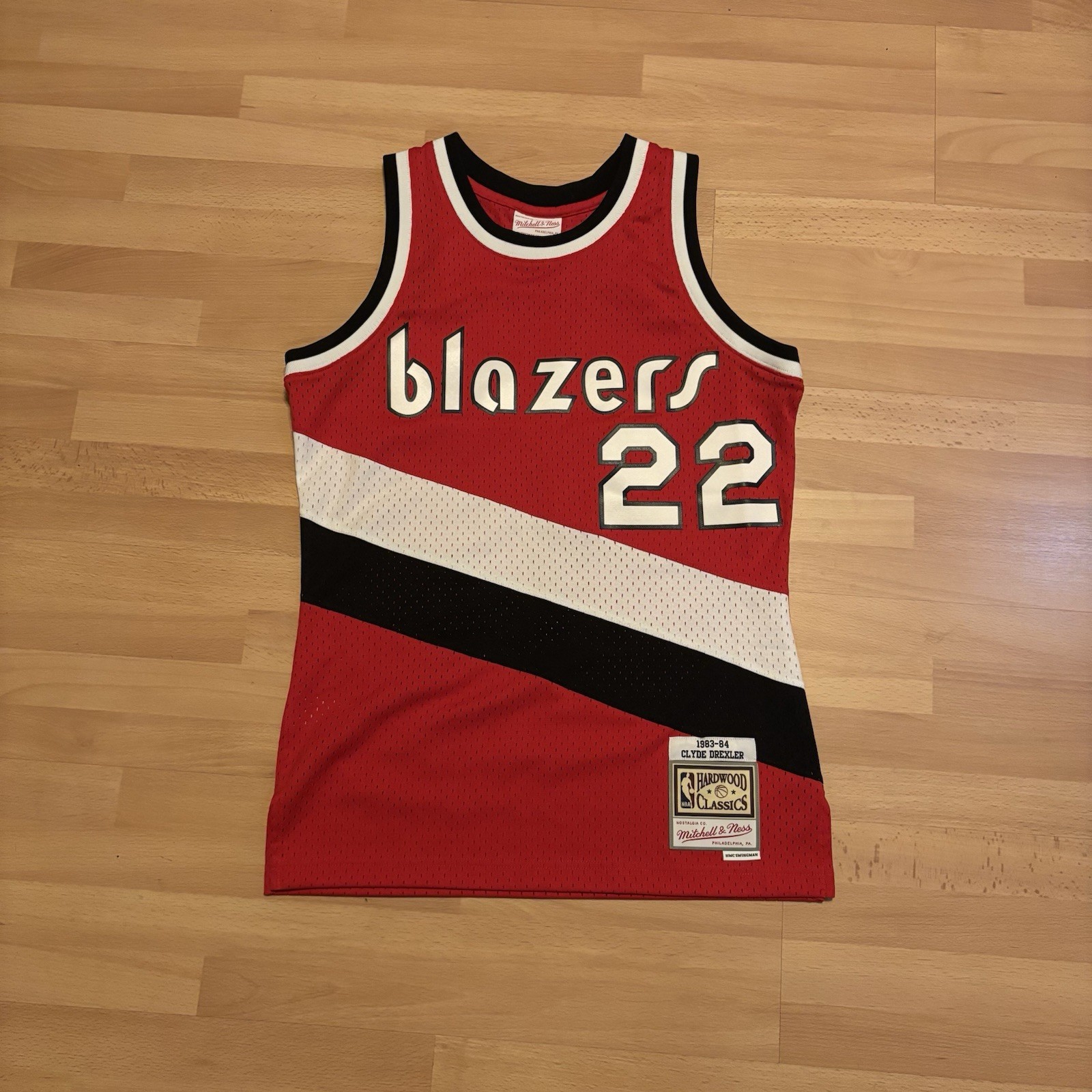 Clyde Drexler Mitchell & Ness 1983-84 Trail Blazers Men’s Jersey 36 (Small)