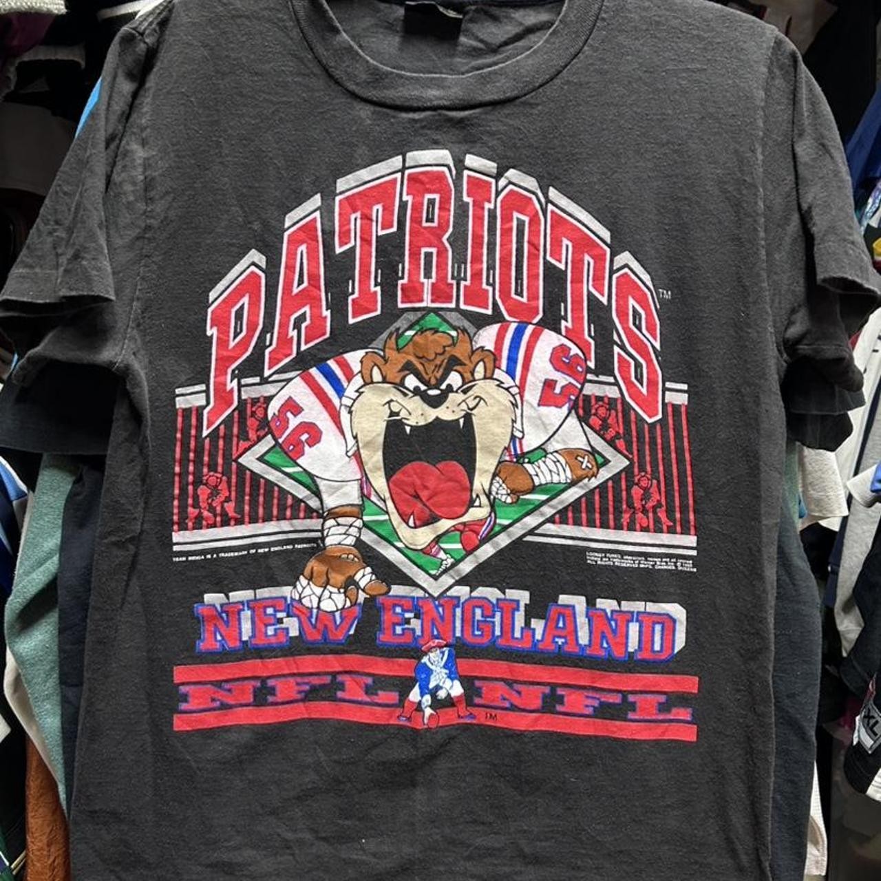 New England Patriots NFL Taz Looney tunes black T shirt Reprint tee vtg HN1553