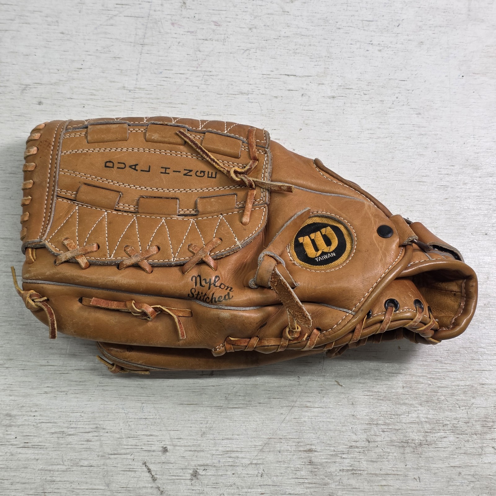 Wilson A2236 LHT Baseball Glove 12″ Mitt Dual Hinge Pro Style MLB Ron Guidry