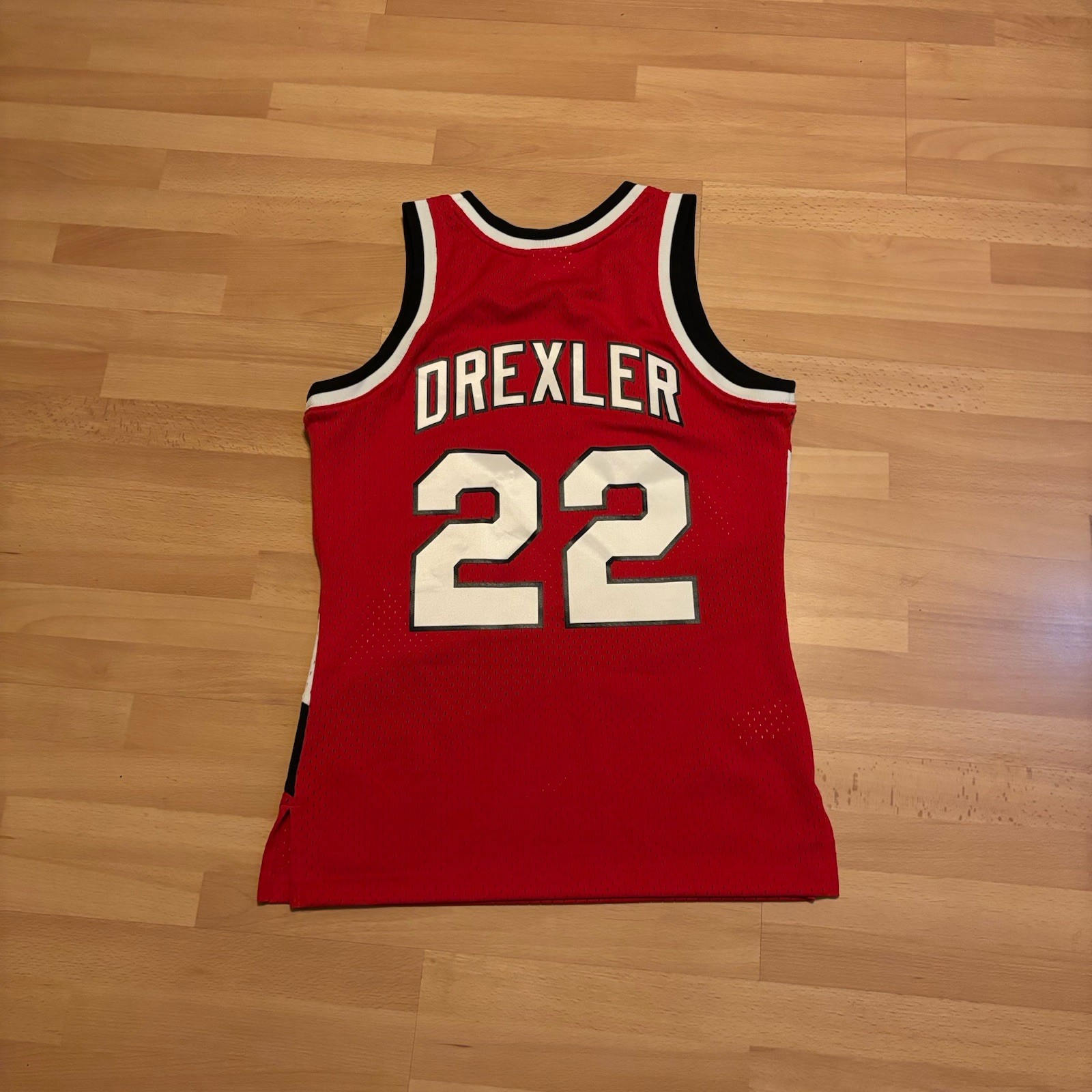 Clyde Drexler Mitchell & Ness 1983-84 Trail Blazers Men’s Jersey 36 (Small)