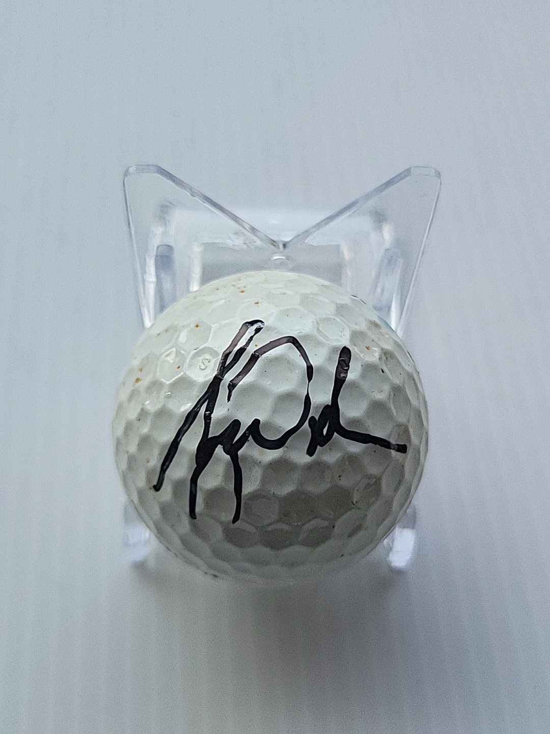 TIGER WOODS Hand-Signed Autographed Golfball with COA and (Protective Case)