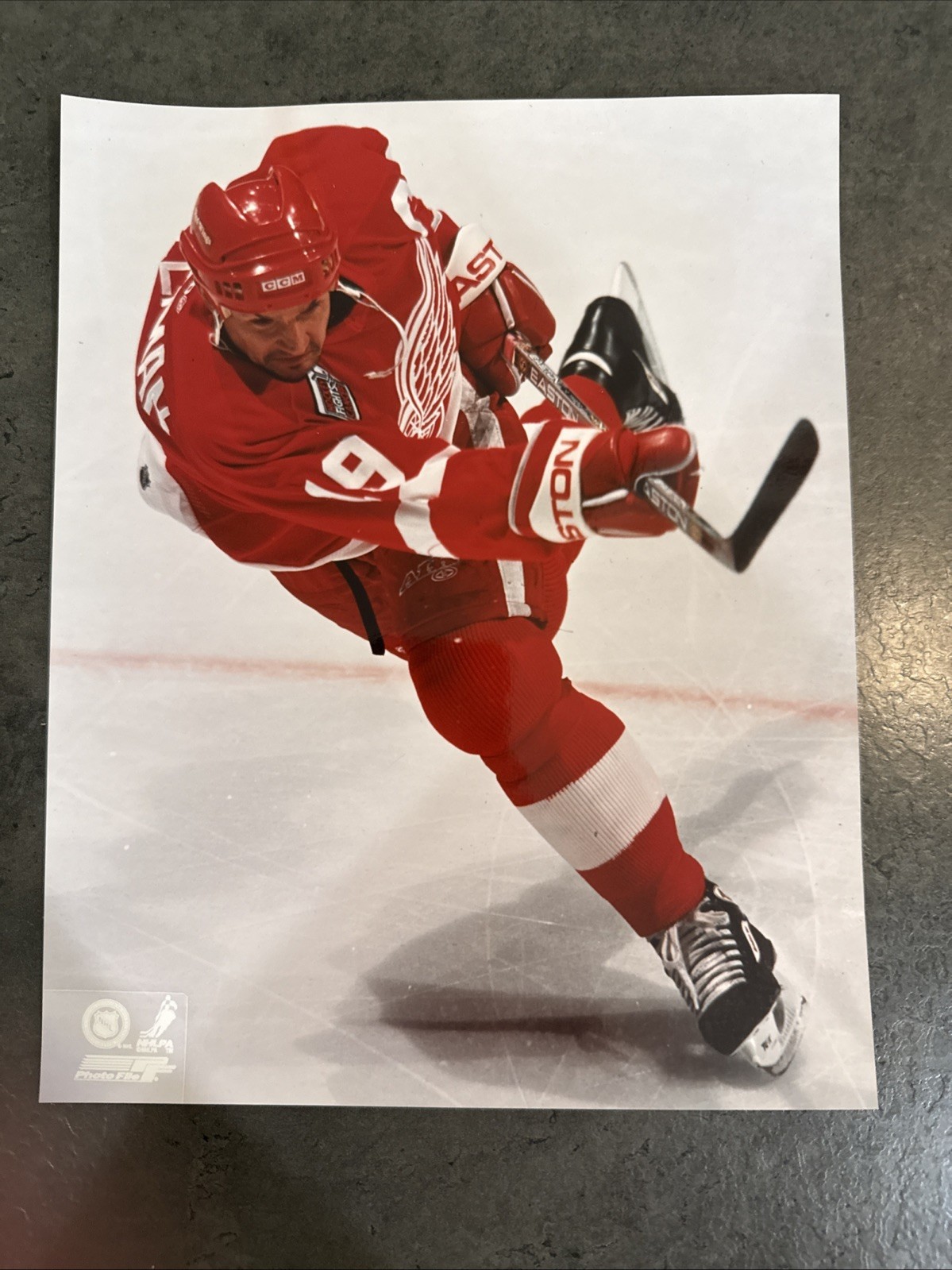 Original NHLPA Glossy 8×10 Press Photo Steve Yzerman Detroit Red Wings Action