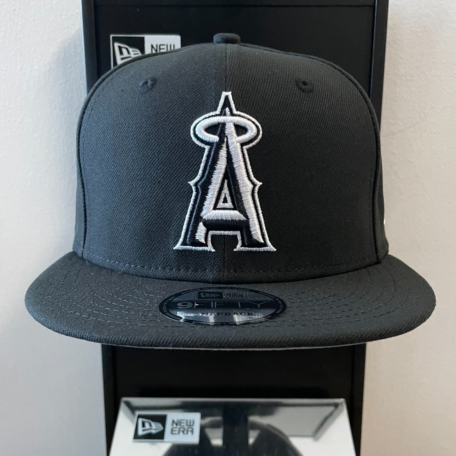 MLB – Anaheim Los Angeles Angels 9FIFTY Adjustable Snap-Back New Era Cap – Black