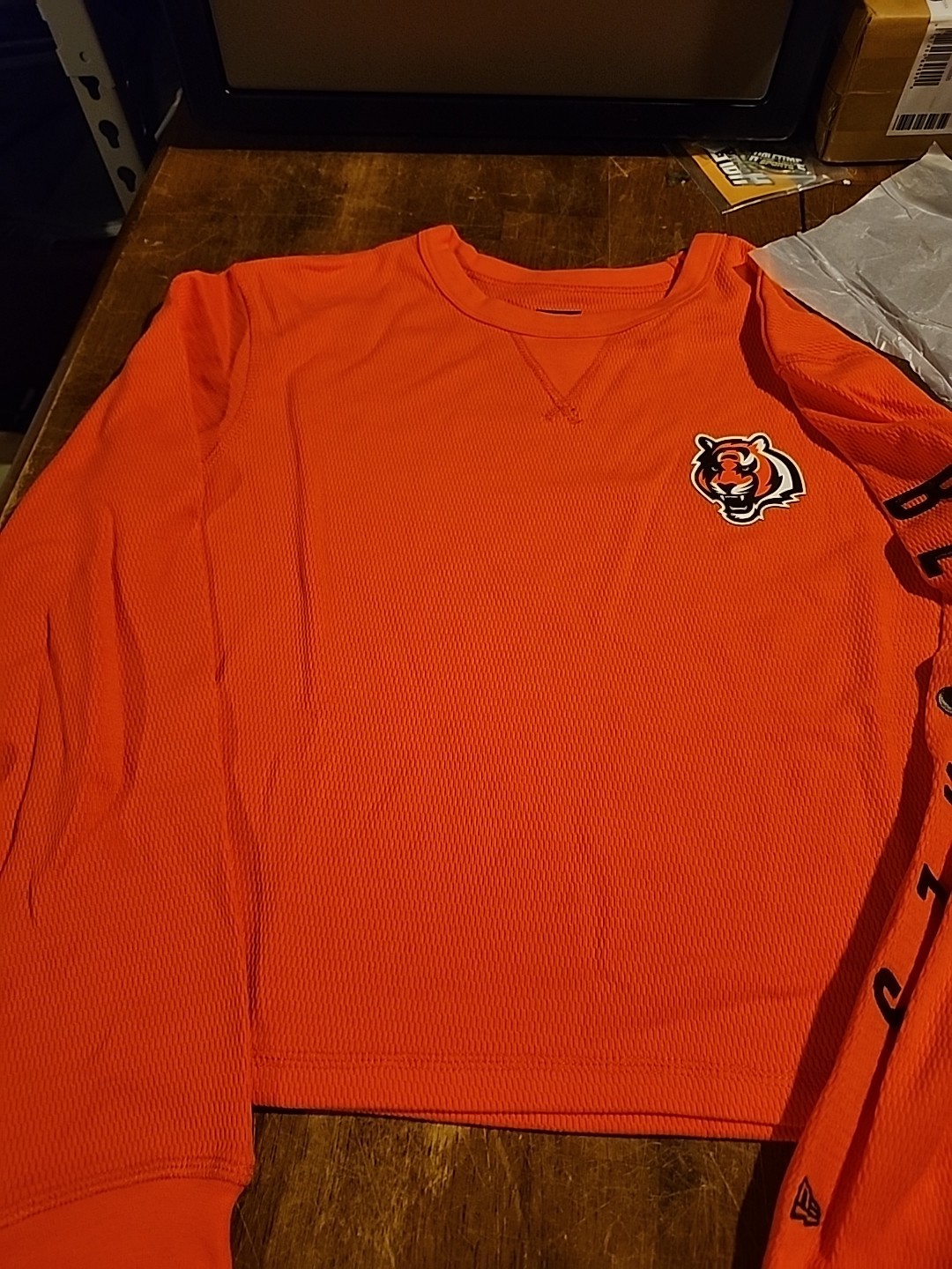 New Era® Women’s XS Cincinnati Bengals ORANGE thermal style SHIRT A