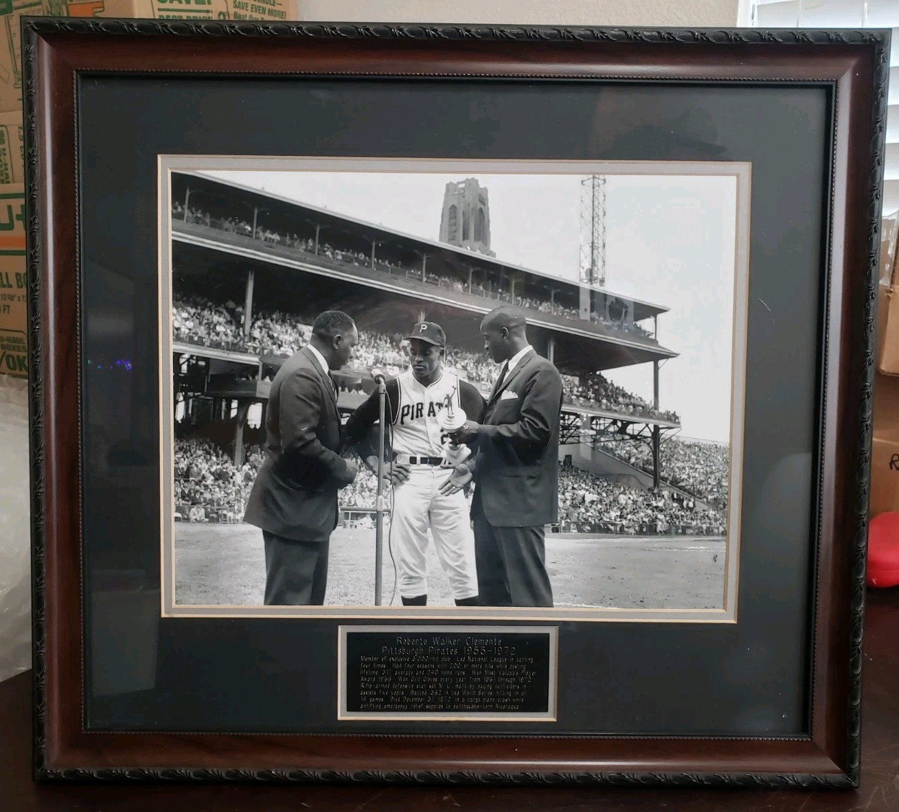 Roberto Clemente Getting Award Rare Framed Photo Pittsburgh Pirates Nice Frame