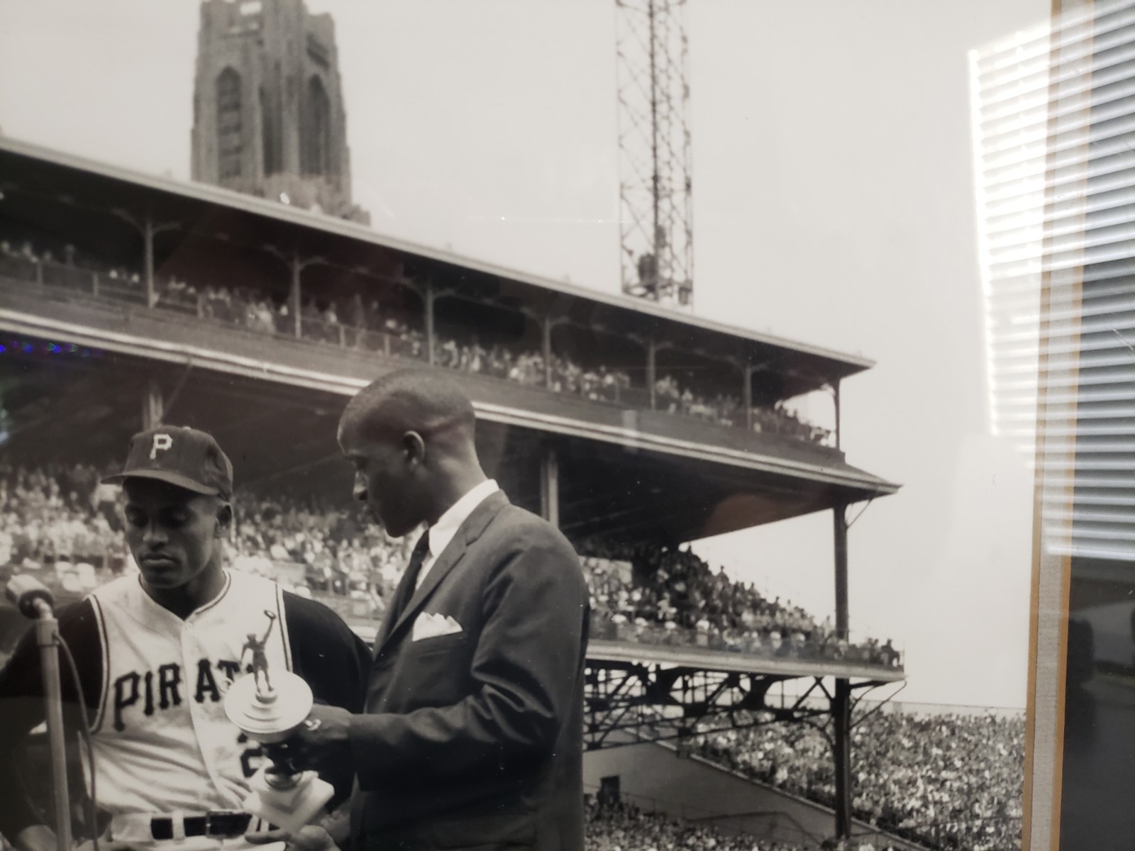 Roberto Clemente Getting Award Rare Framed Photo Pittsburgh Pirates Nice Frame